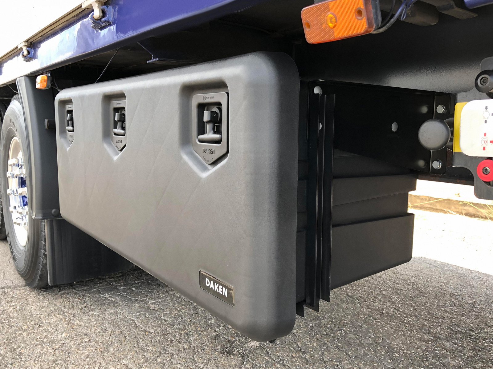Daken Arka | Dettaglio cassetta porta attrezzi chiusa in plastica installata su camion, foto ravvicinata con focus su maniglie