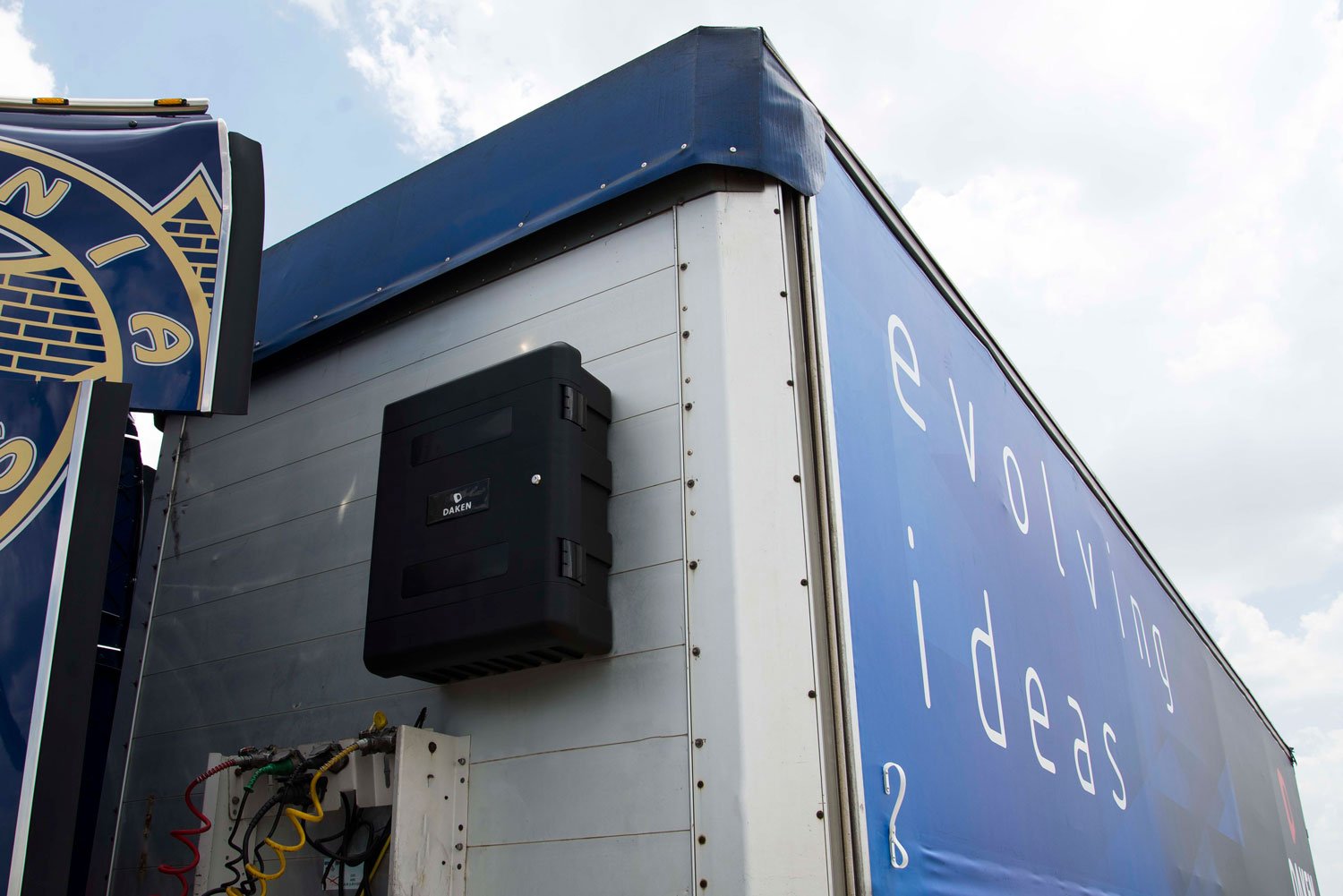 Daken Dual Box 85130 - armadietto multiuso chiuso installato su camion