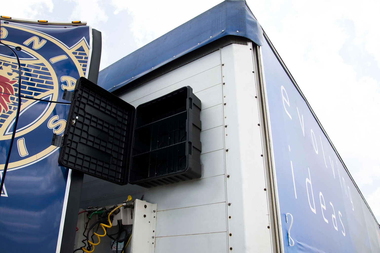 Daken Dual Box 85130 - armadietto multiuso aperto installato su camion