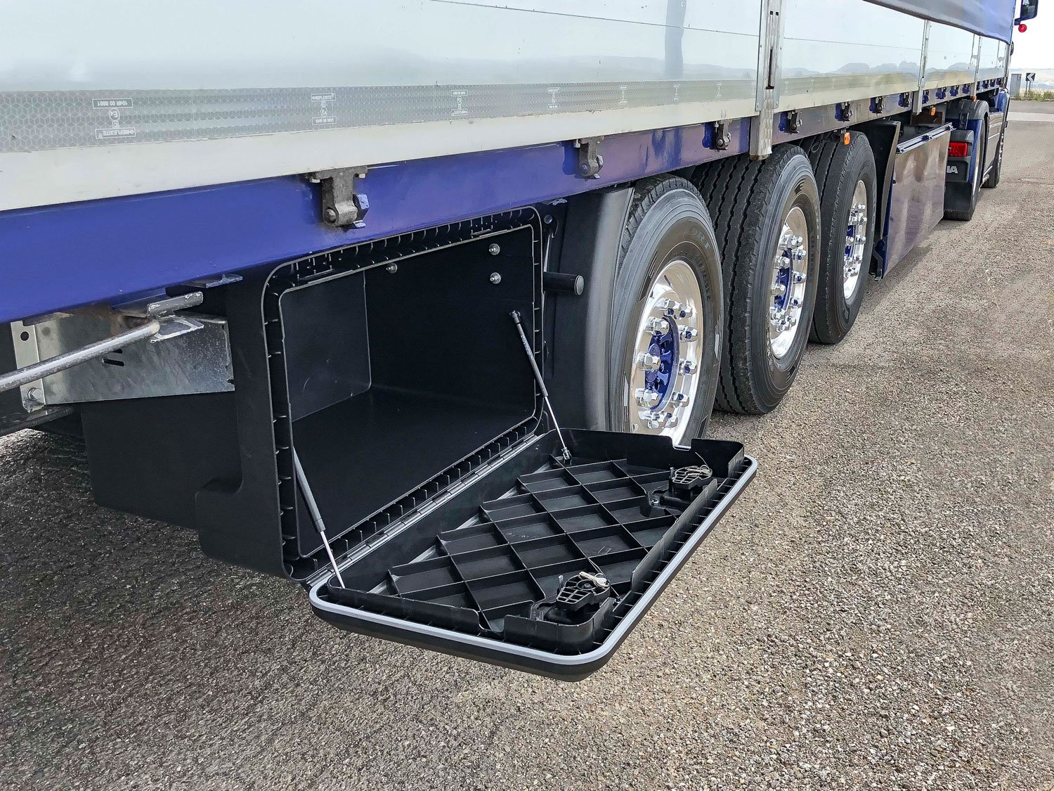 Daken Welvet - Cassetta porta attrezzi aperta, in plastica, installata su camion