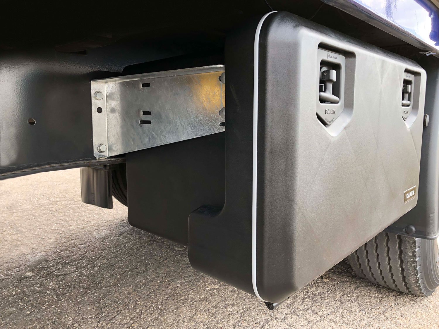 Daken Welvet - Cassetta porta attrezzi chiusa, in plastica, installata su camion, dettaglio ravvicinato