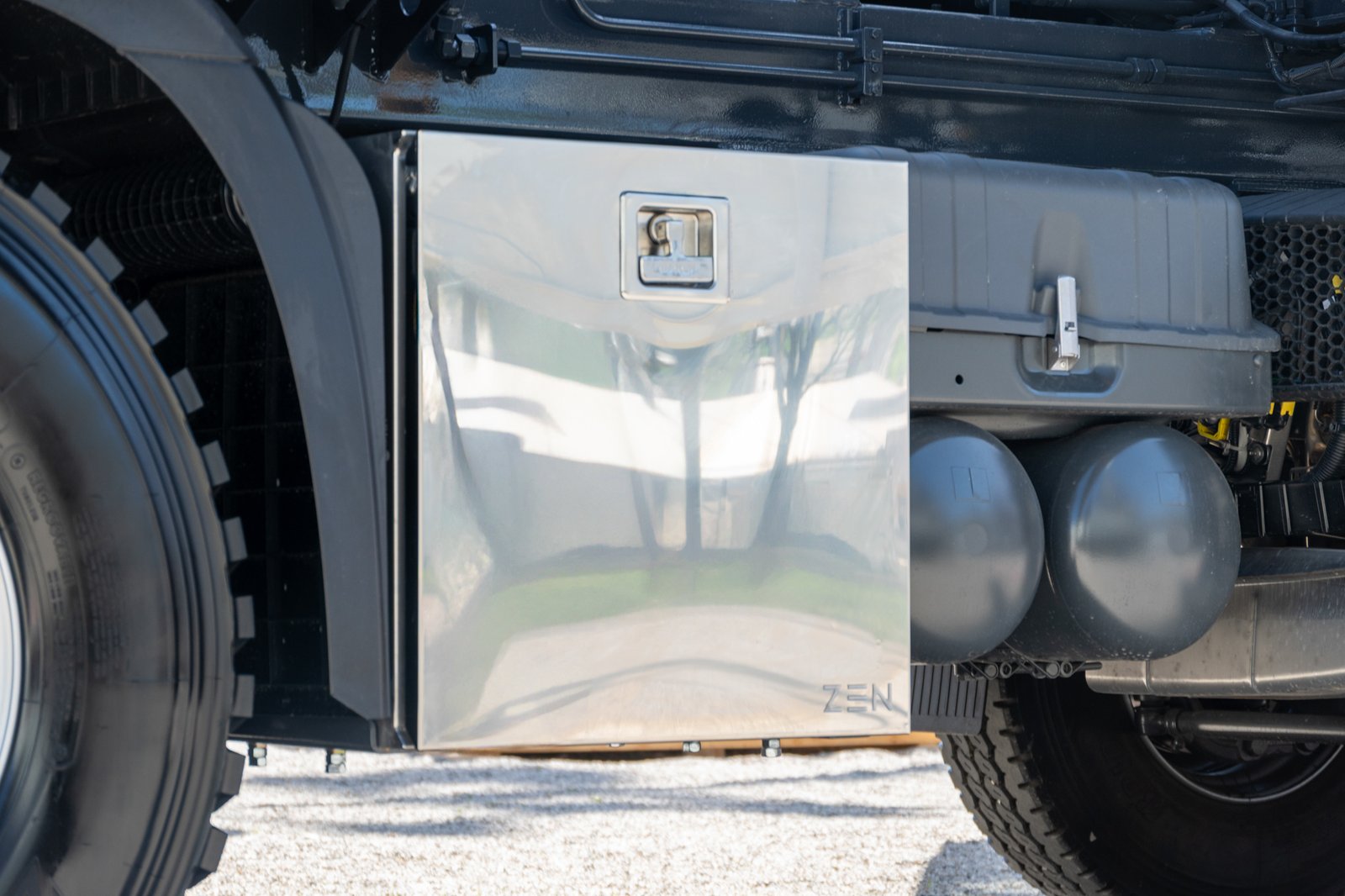 Cassetta in acciaio Z12 installato su camion