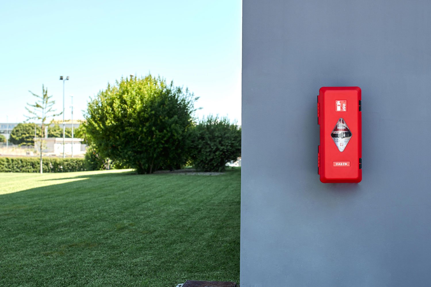 Adamant Fire&Safety | porta estintore installato su muro