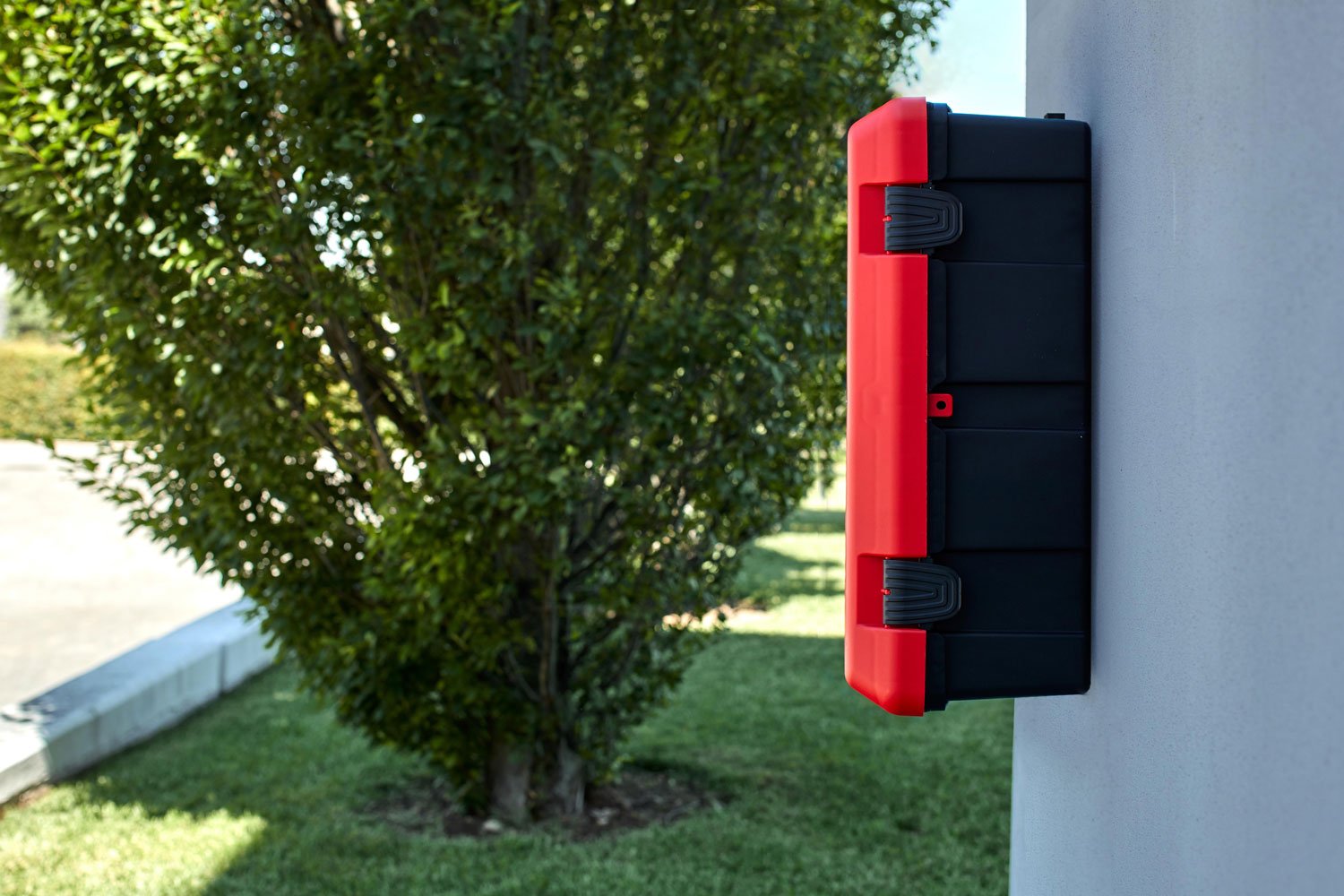 Adamant Fire&Safety | porta estintore installato su muro vista laterale