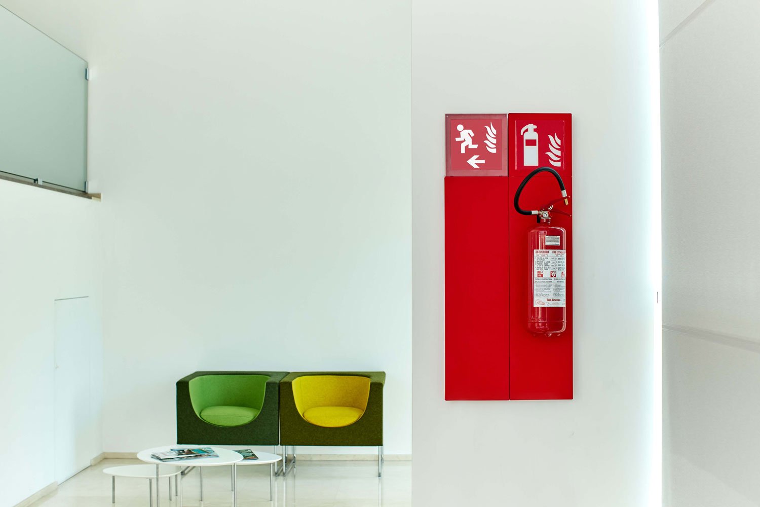 PLATE-porta-estintore-a-muro-rosso