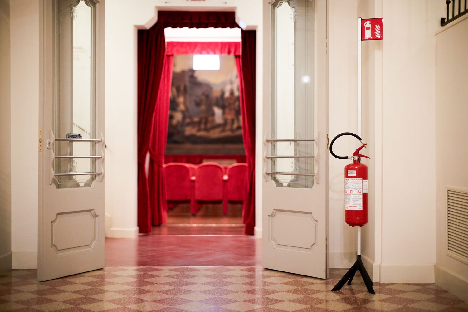 Porta-estintore-di-design-museo
