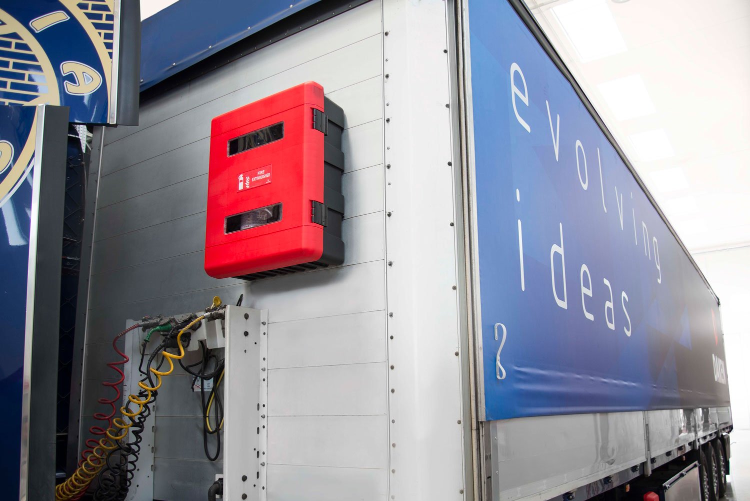 Daken Dual - Porta estintore doppio in plastica, chiuso, rosso, con vetro d'ispezione, installato sul retro del camion