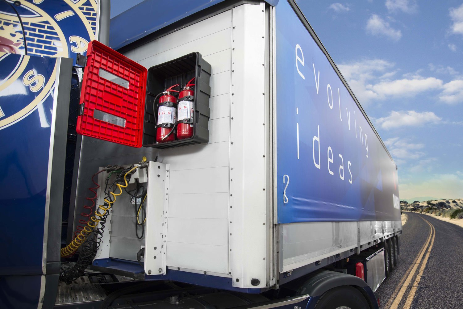 Daken Dual - Porta estintore doppio in plastica, aperto, rosso, con vetro d'ispezione, installato sul retro del camion