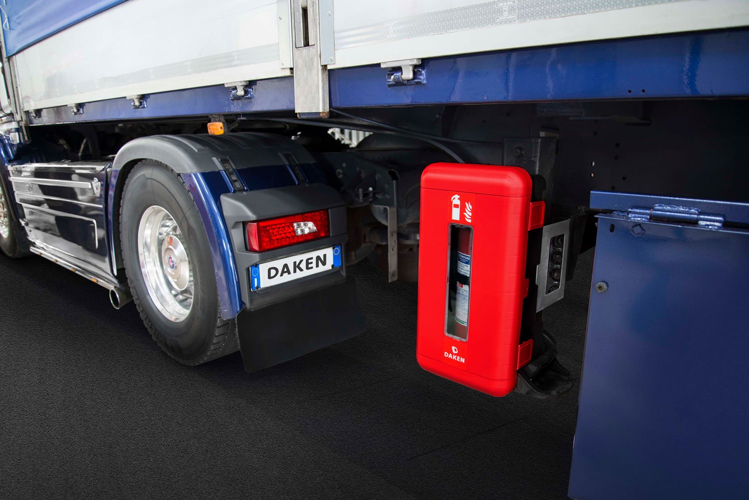 Daken Regon | Porta estintore in plastica, chiuso, di colore rosso, installato su camion