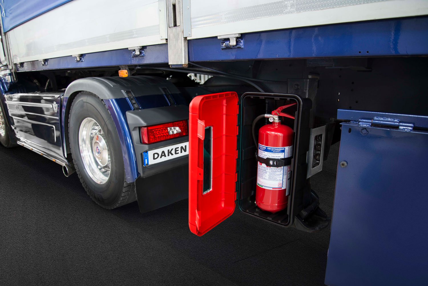Daken Regon | Porta estintore in plastica, aperto con all'interno estintore, di colore rosso, installato su camion