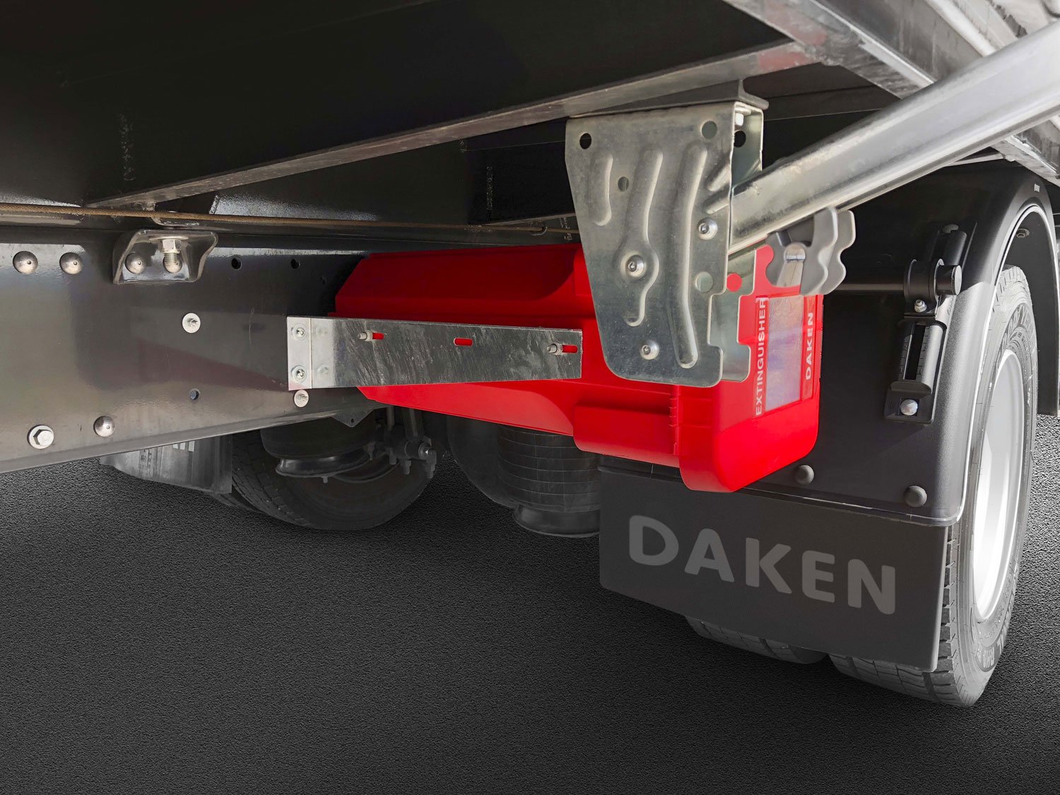 Daken Sliden | Porta estintore in plastica rosso con vetro d'ispezione, installato sotto a un camion in orizzontale