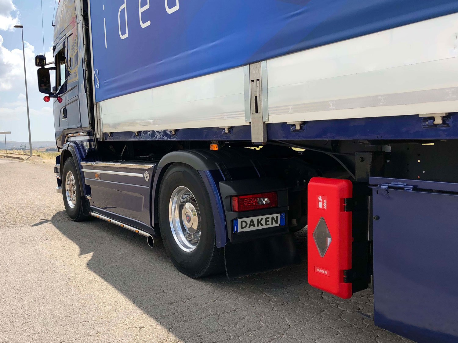 Daken Adamant - Porta estintore in plastica, aperto, di colore rosso, installato su camion, foto ravvicinata