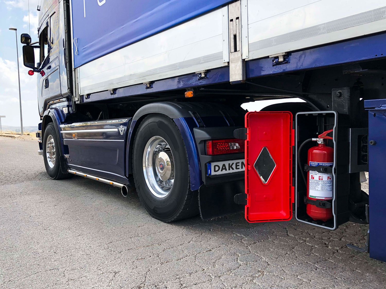 Daken Adamant - Porta estintore in plastica, aperto, di colore rosso, installato su camion