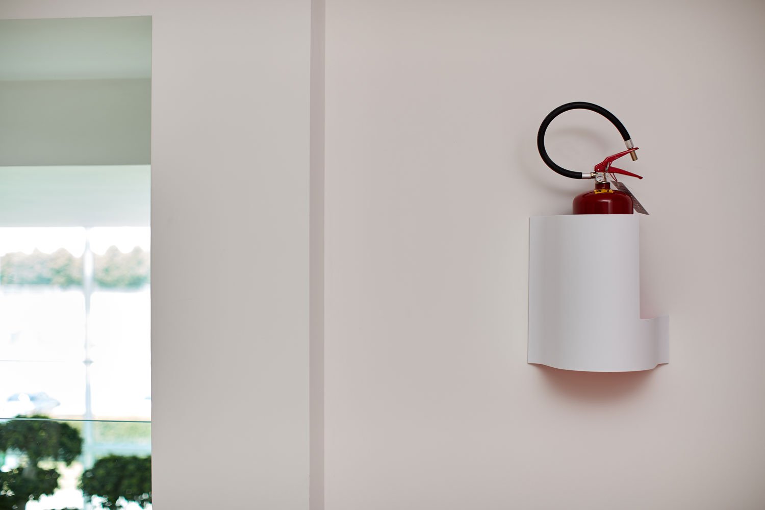 WAVE-bianco-porta-estintore-a-muro