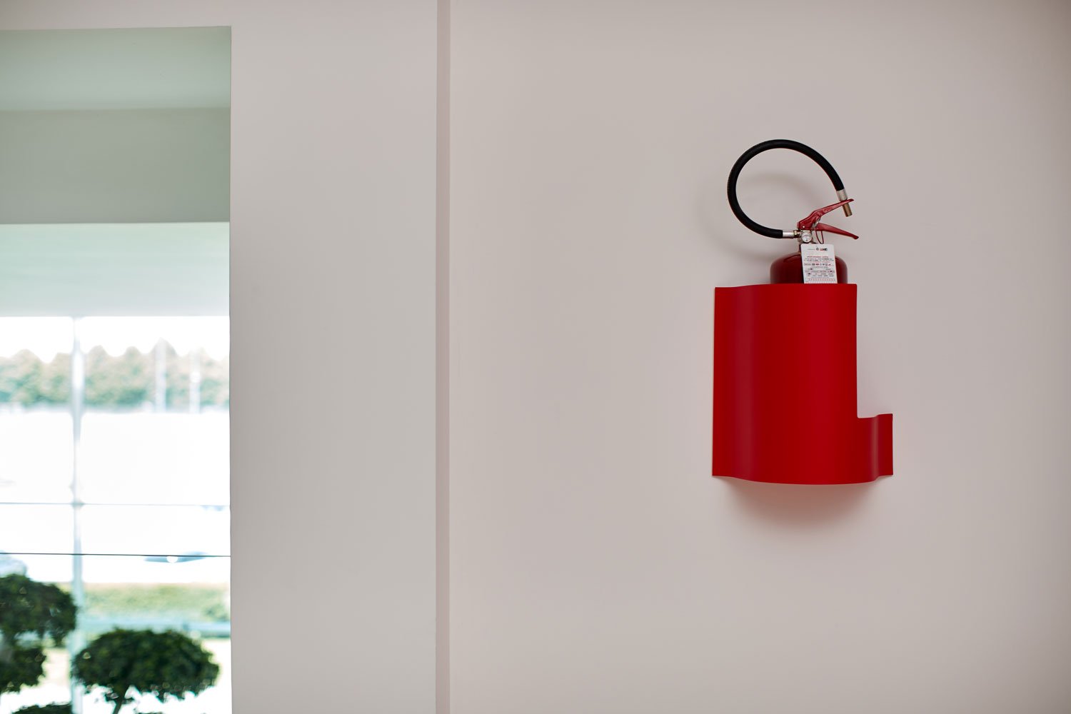 WAVE-rosso-porta-estintore-a-muro
