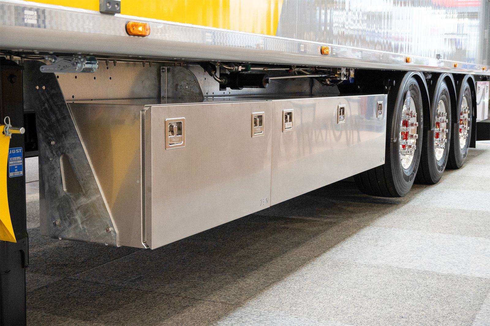 Cassette in acciaio Z22 installate su camion