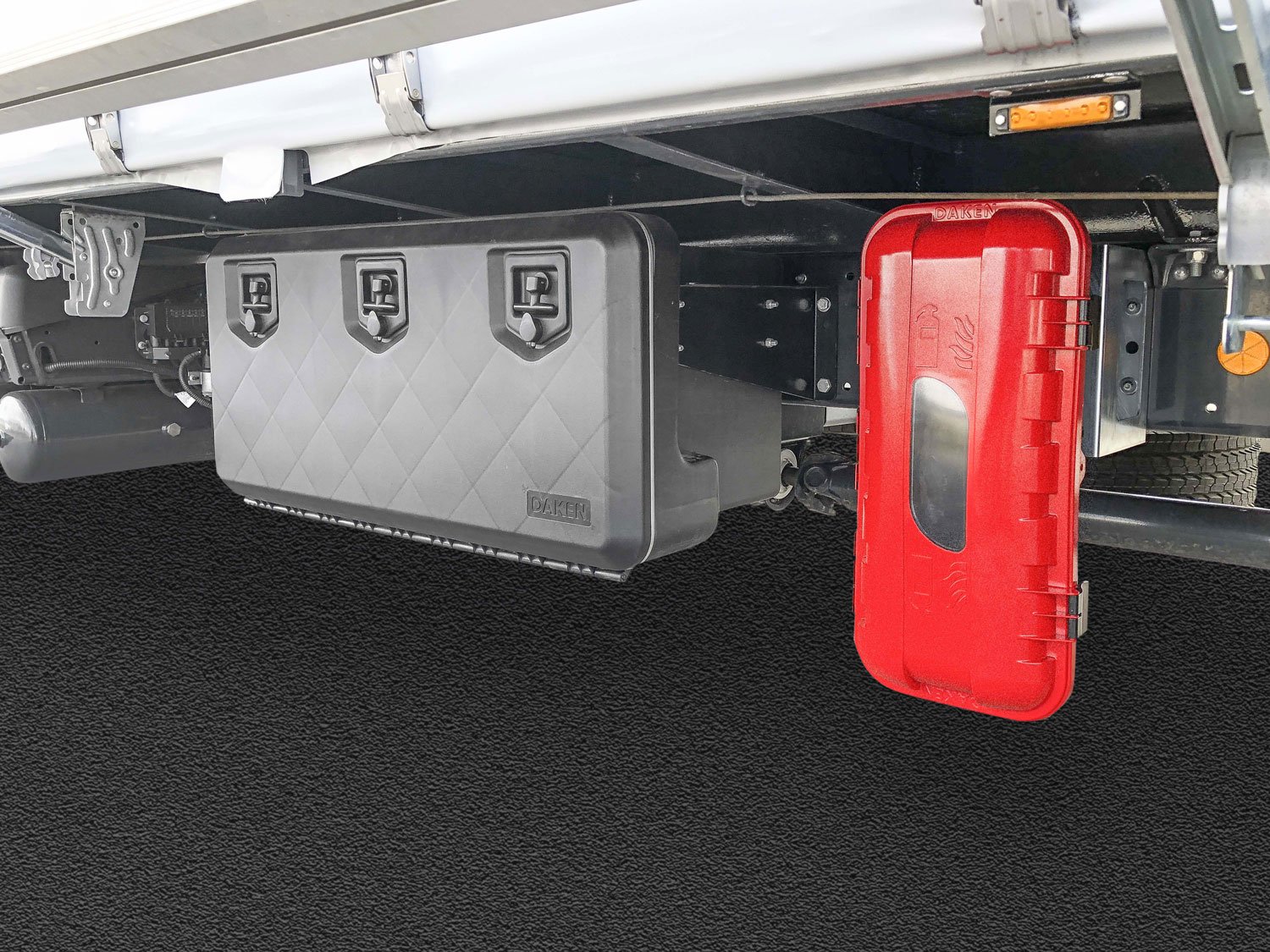 Daken Strike | Porta estintore per camion in plastica installato su camion, con accanto una cassetta in plastica Daken