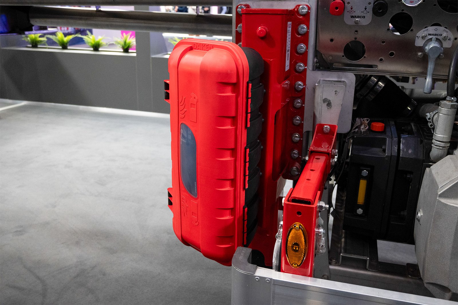 Daken Strike | Porta estintore per camion in plastica installato su mezzo, dettaglio ravvicinato