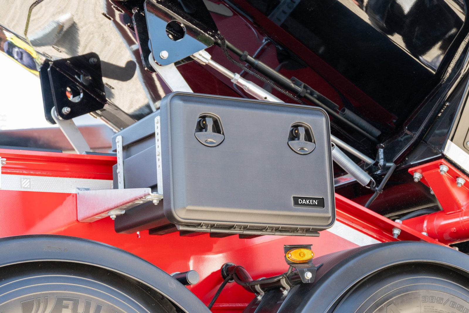 Daken Just - Cassetta porta attrezzi in plastica in primo piano, chiusa, di colore nero, installata su mezzo