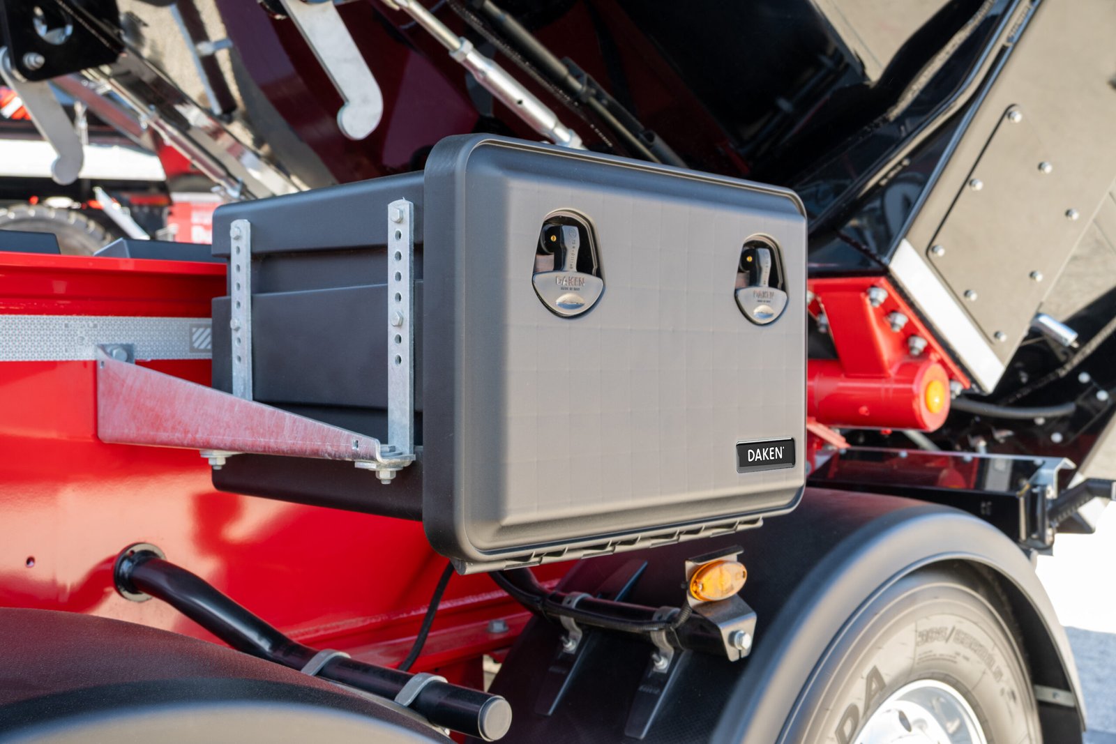 Daken Just - Cassetta porta attrezzi in plastica in primo piano, chiusa, di colore nero, installata su mezzo, foto profilo