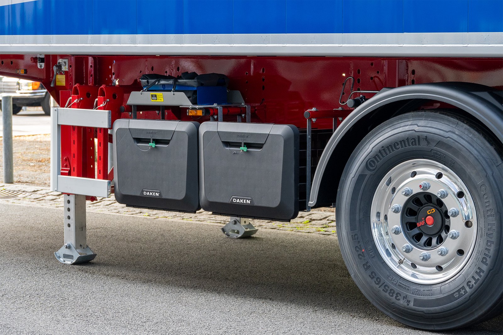 Daken Flink - due cassette porta attrezzi in plastica, chiusa, di colore nero, installata su camion