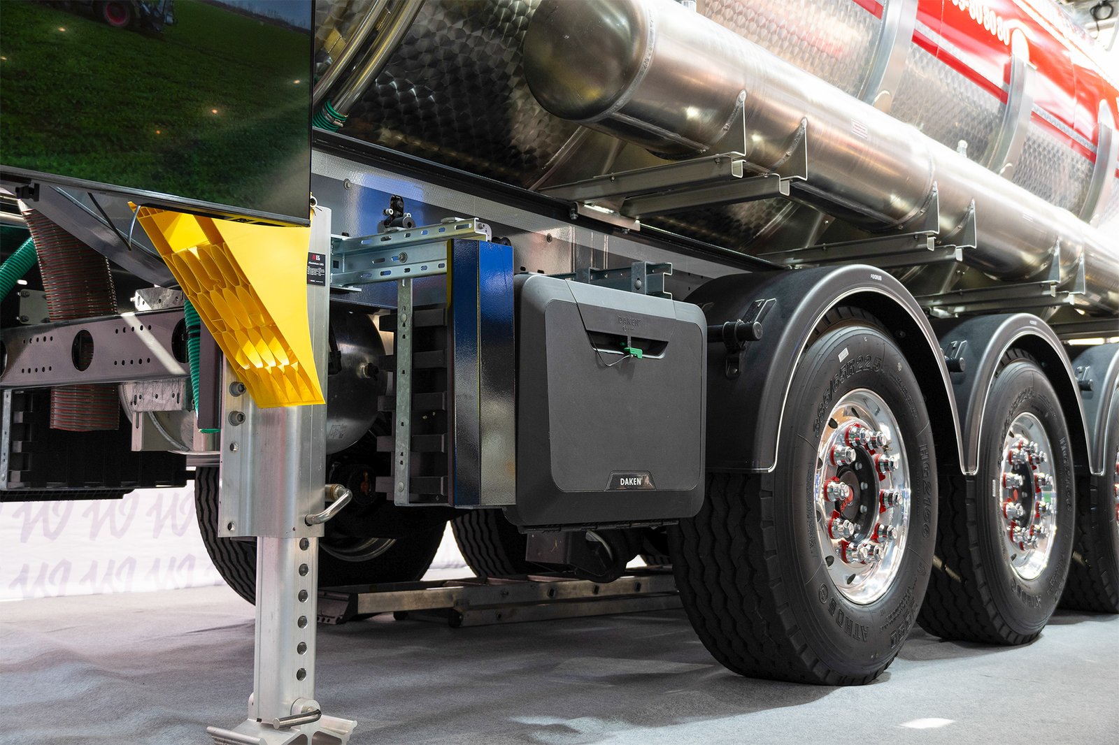 Daken Flink - Cassetta porta attrezzi in plastica, chiusa, di colore nero, installata su camion