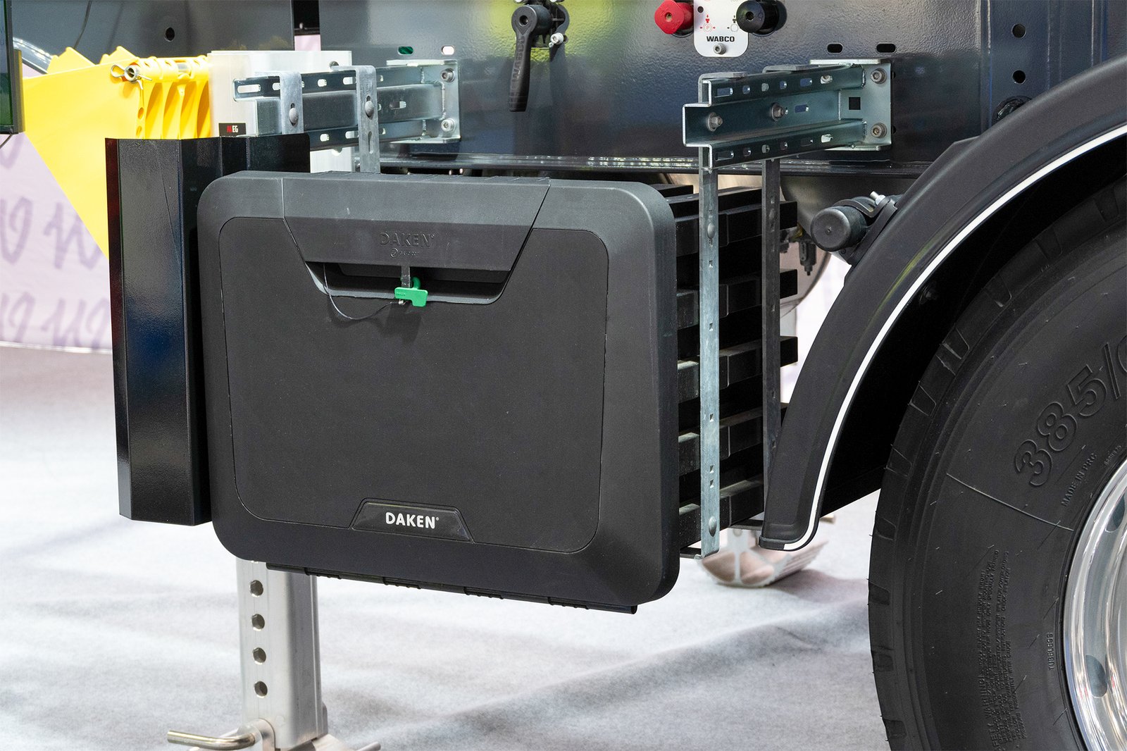 Daken Flink - Cassetta porta attrezzi in plastica, chiusa, di colore nero, installata su camion, foto ravvicinata