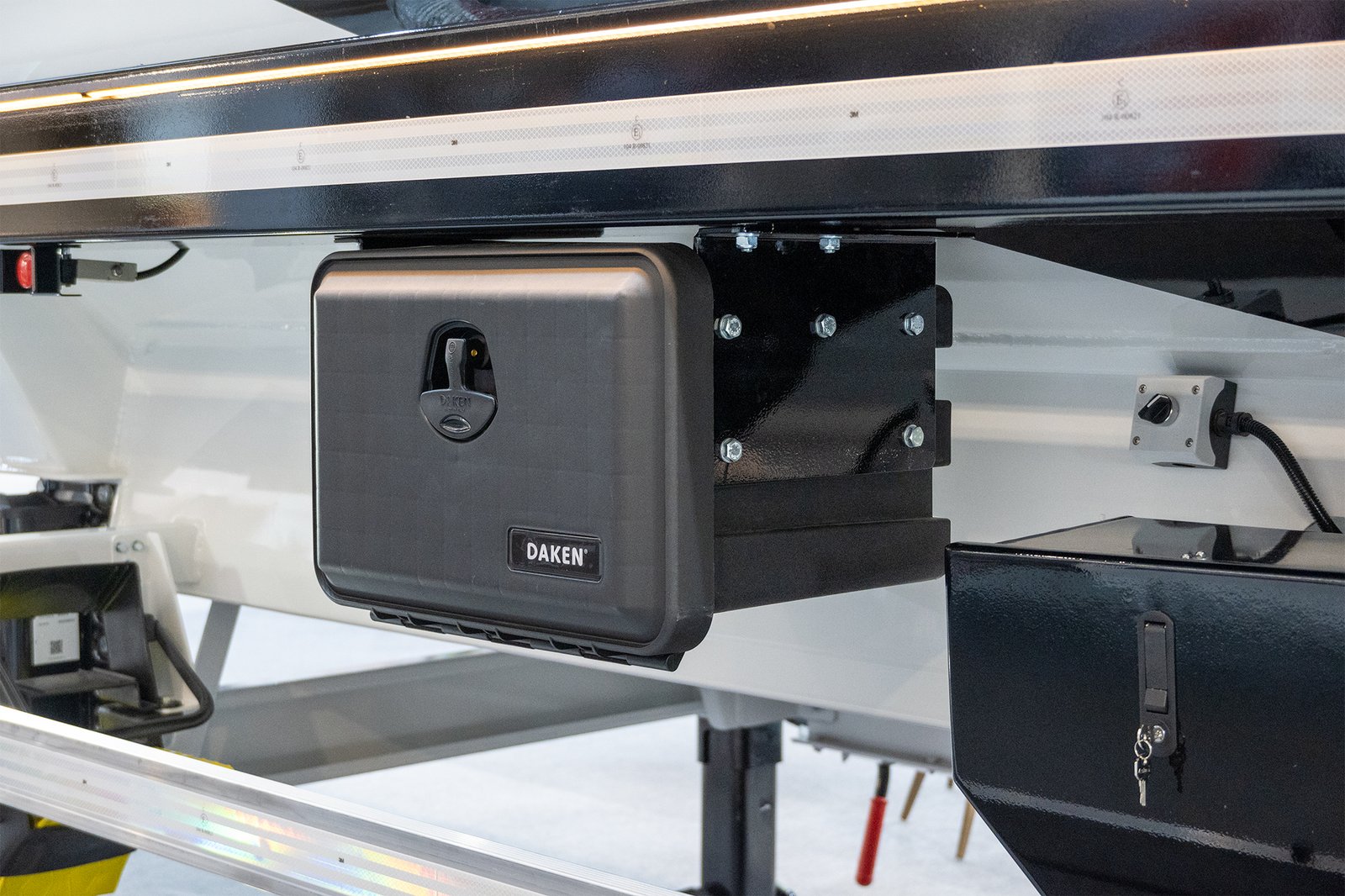 Daken Just 400 - Cassetta porta attrezzi in plastica in primo piano, chiusa, di colore nero, installata su mezzo, una maniglia