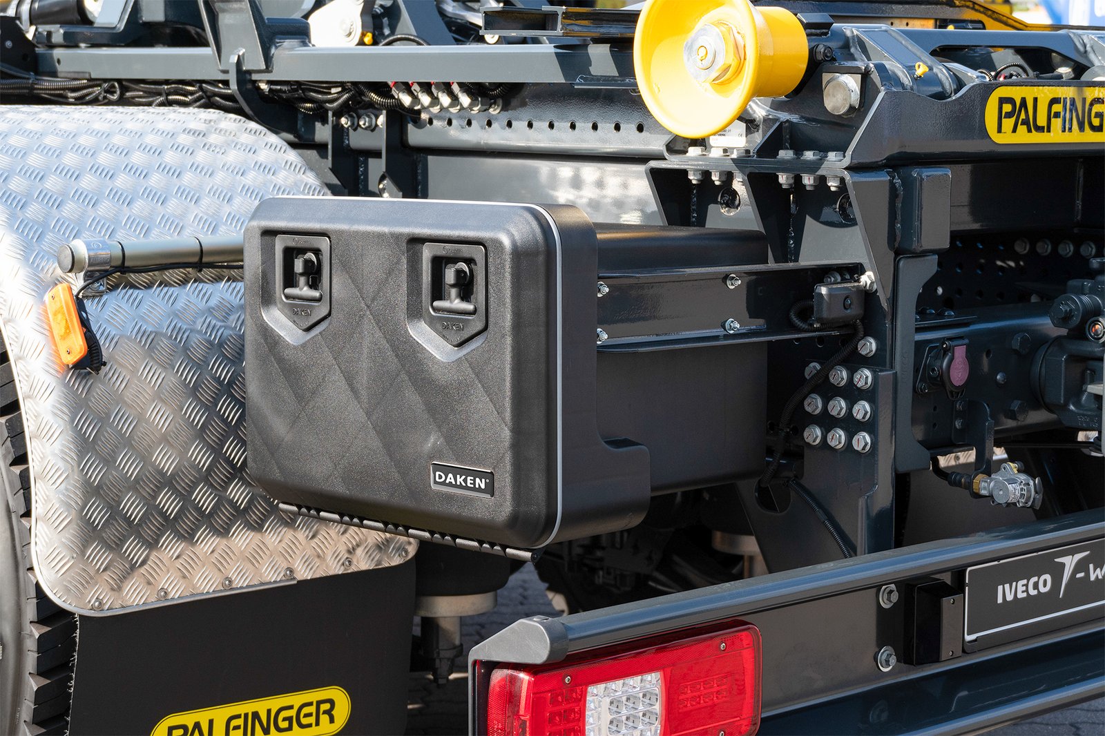 Daken Welvet - Cassetta porta attrezzi chiusa, in plastica, installata su mezzo