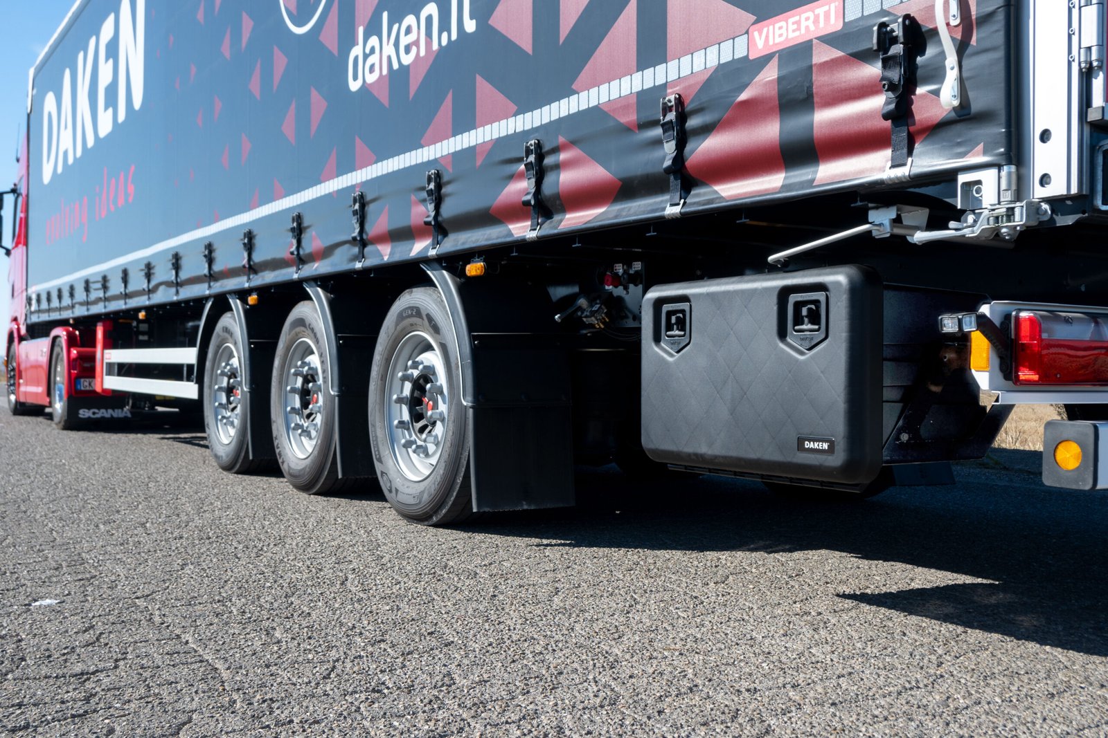 Daken Arka - Cassetta porta attrezzi in plastica, chiusa, di colore nero, installata su camion