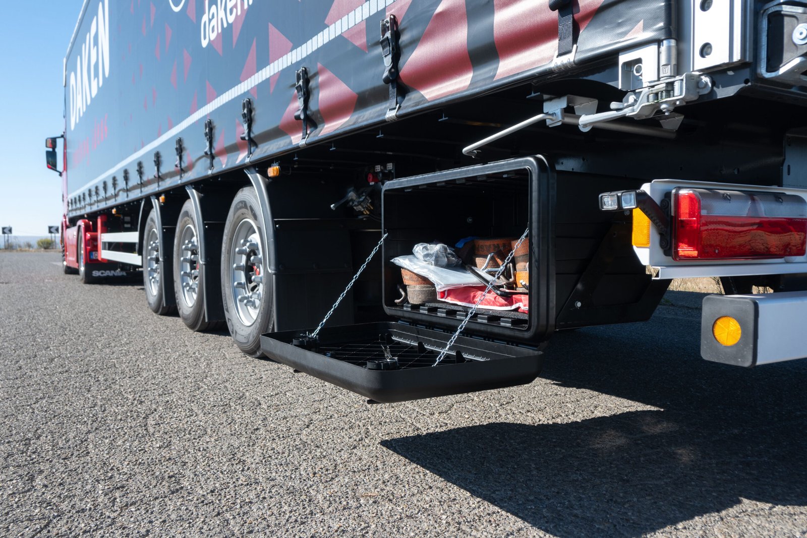 Daken Arka - Cassetta porta attrezzi in plastica, aperta, di colore nero, installata su camion