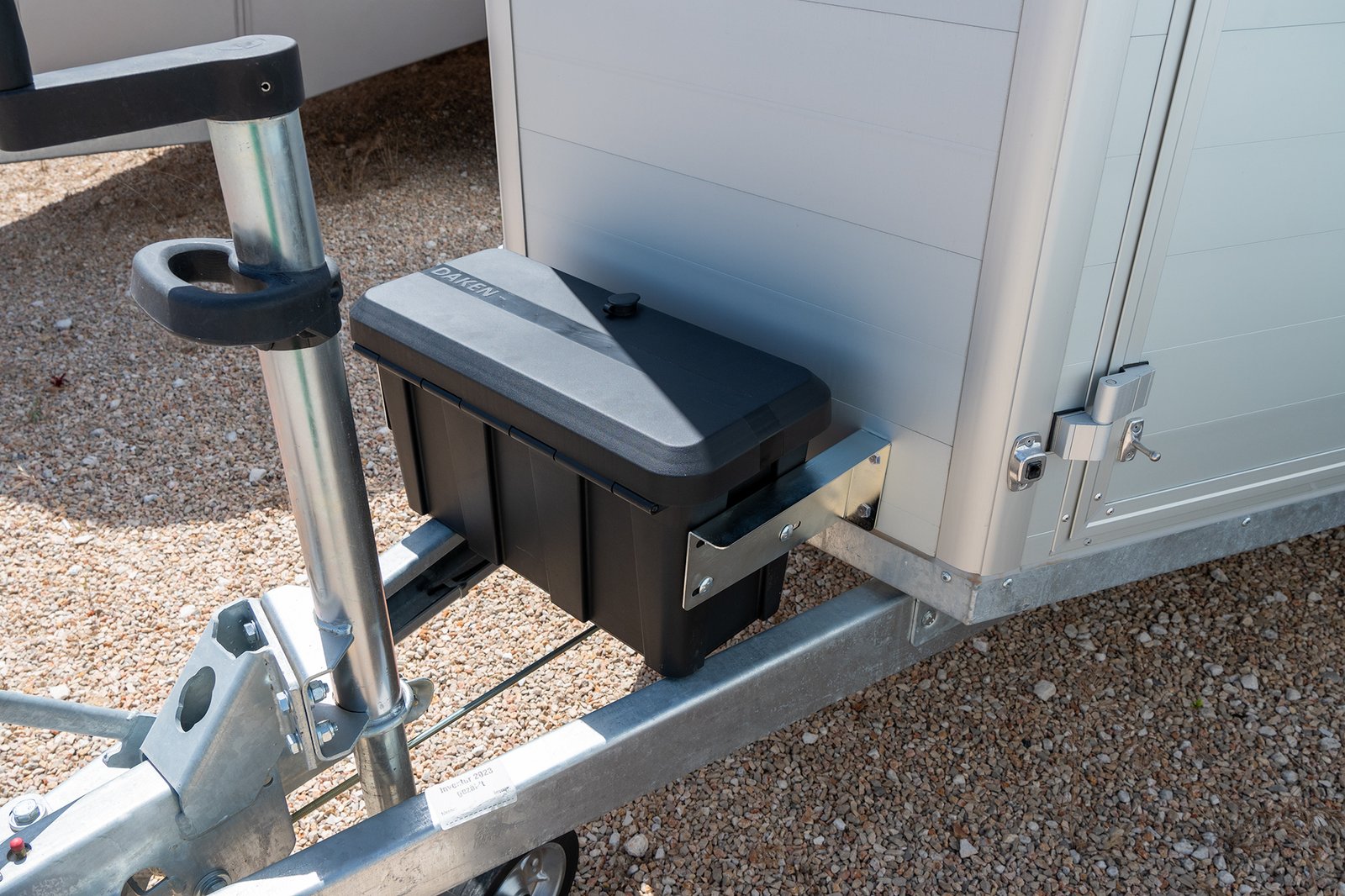 Blackit Lite- Cassetta porta attrezzi installata su trailer per trasporto animali