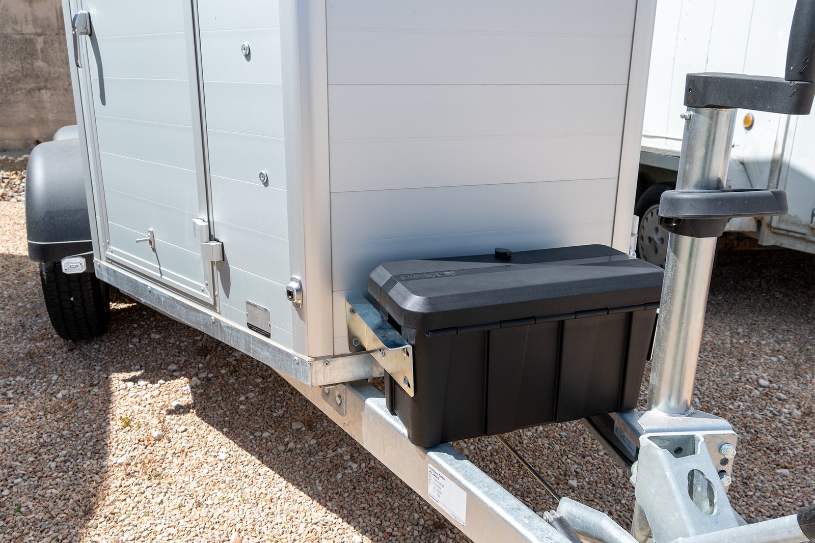 Blackit Lite- Cassetta porta attrezzi installata su trailer per trasporto animali