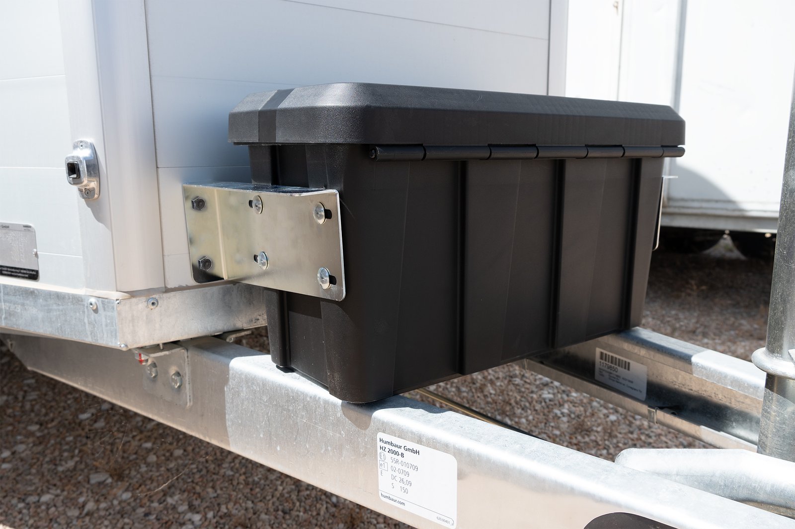 Blackit Lite- Cassetta porta attrezzi installata su trailer per trasporto animali