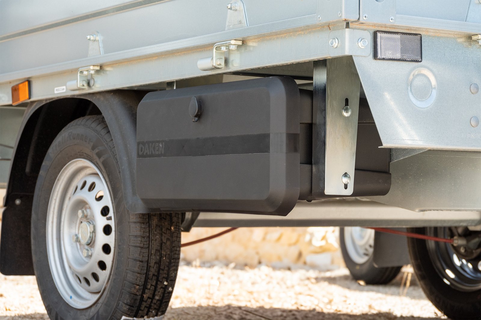 Blackit Lite- Cassetta porta attrezzi chiusa installata su carrellino, montaggio sotto pianale