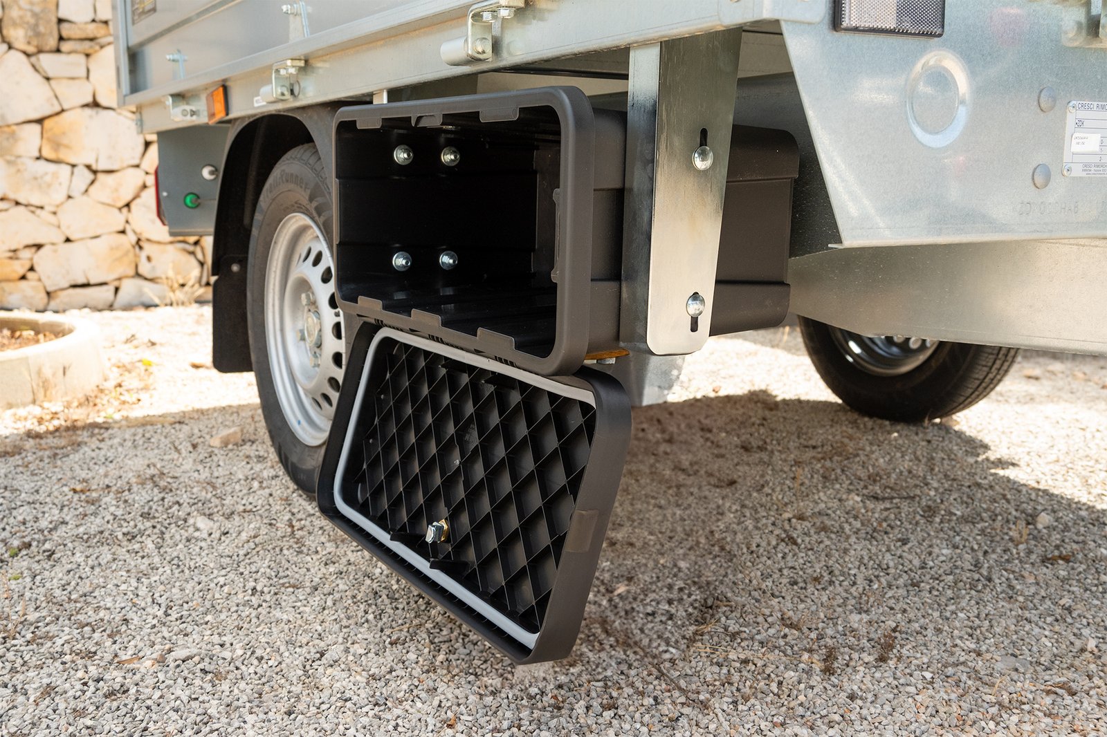 Blackit Lite- Cassetta porta attrezzi aperta installata su carrellino, montaggio sotto pianale