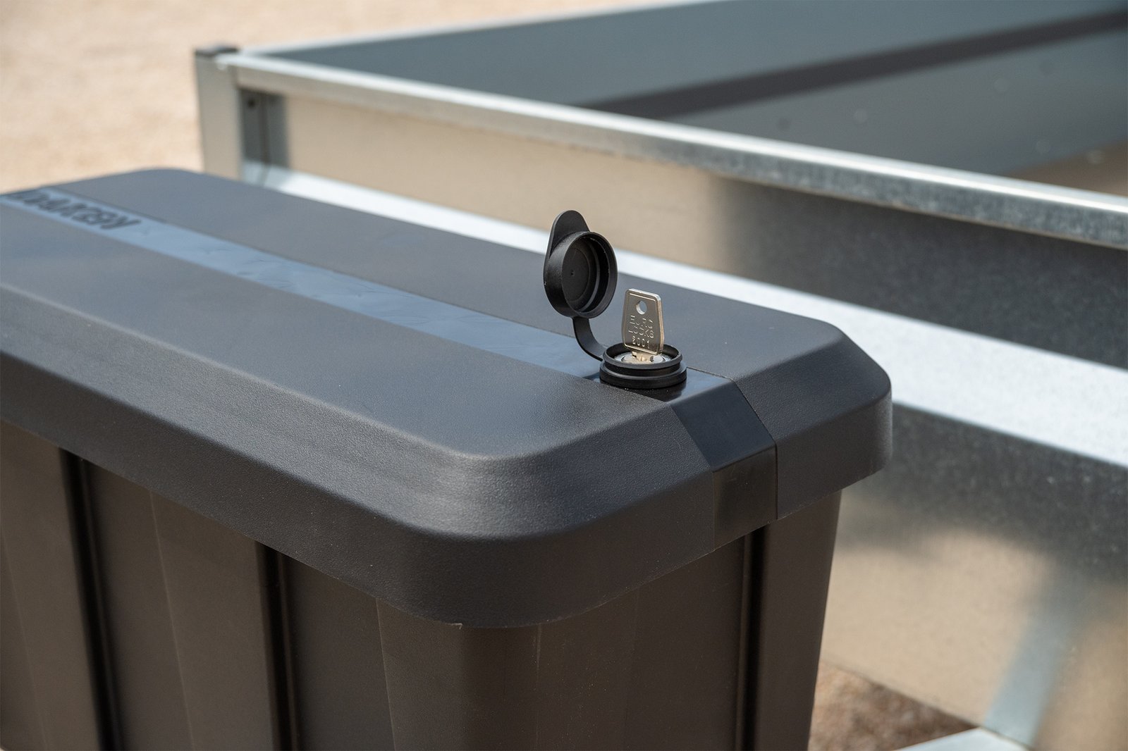 Blackit Lite- Cassetta porta attrezzi installata su carrellino, montaggio a cassapanca, dettaglio serratura con chiave