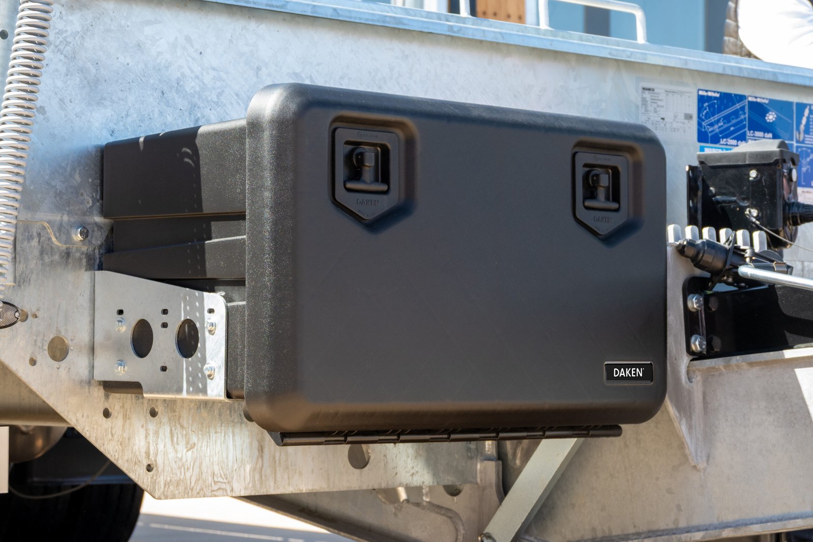 Daken Arka - Cassetta porta attrezzi in plastica in primo piano, chiusa, di colore nero, installata su mezzo.