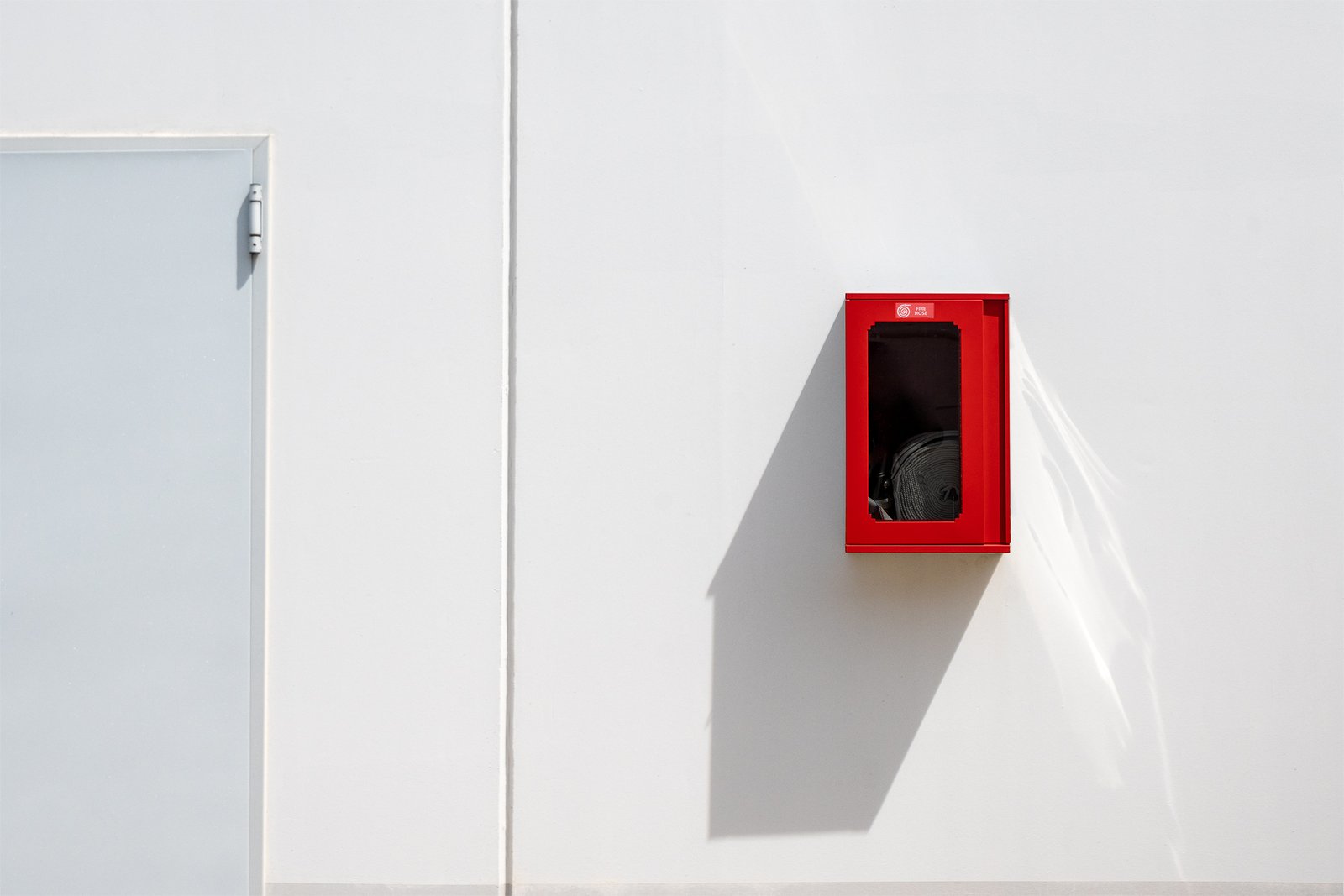 Clò_Uni45_Verniciato Rosso_vetro fume_esterno