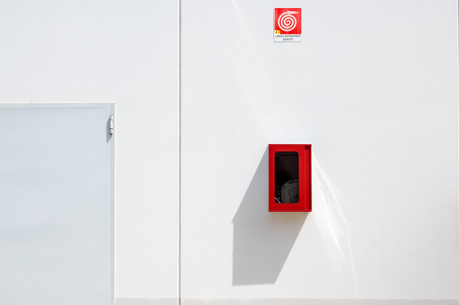 Clò_Uni45_Verniciato Rosso_vetro fume_esterno_2