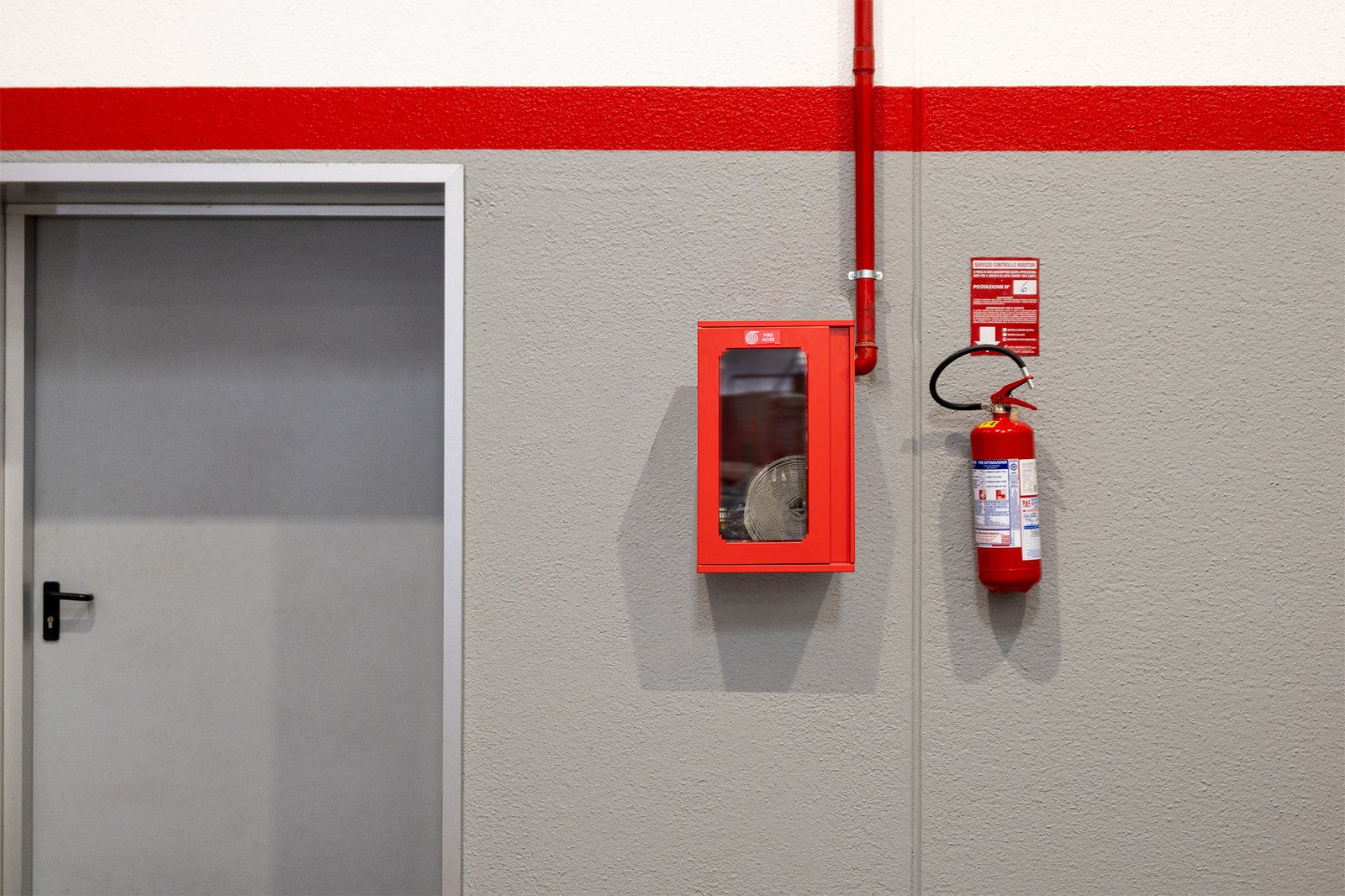 Clò_Uni45_Verniciato Rosso_vetro fume_interno